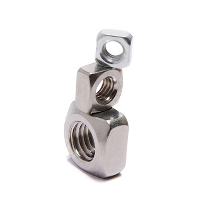 가장자리에 사각 너트